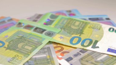 Avrupa Birliği parası: Değişik Euro banknotları. Avrupa para birimi. Renkli Kağıt Para. Bir sürü Euro Cash. Gelir, Gelir, Tasarruf ve Zenginlik Konsepti
