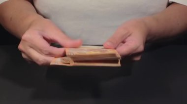 Elde Para Saymak. Avrupa Birliği Parası. Beyaz Kadın 50 Avro Banknotları Sayıyor - Ön Manzara, Yakın plan. Turuncu Kağıt Nakit. Elde Elli Euro. Gelir, Tasarruf ve Harcama Konsepti