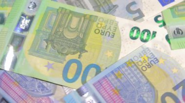 Avrupa Birliği parası: Değişik Euro banknotları. Avrupa para birimi. Renkli Kağıt Para. Bir sürü Euro Cash. Gelir, Gelir, Tasarruf ve Zenginlik Konsepti - Yakın plan