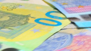 Avrupa Birliği parası: Değişik Euro banknotları. Avrupa para birimi. Renkli Kağıt Para. Bir sürü Euro Cash. Gelir, Gelir, Tasarruf ve Zenginlik Konsepti