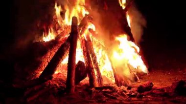 Karanlık Orman 'da Gece Ateşi Yanıyor. Gece vakti Alevli Kamp Ateşi. Şenlik Ateşi için yer. Fire Pit Out, Wood On Fire, Flying Sparks ve Smoke. Seyahat ve Turizm Konsepti - Zamanlama