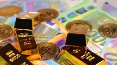 Değişik Euro Banknotları üzerinde Bitcoin bozuklukları olan Fine Gold Bar 'lar. Avrupa para birimi. Renkli Kağıt Para. Bir sürü Euro Cash. Gelir, Gelir, Kripto Para Birikim ve Zenginlik Konsepti