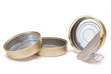 Üç adet boş teneke kutu beyaz arka planda izole edildi. Temiz kullanılmış alüminyum teneke kutular, izolasyon. Çözünmeyen İnorganik Atık