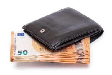 İçinde 50 Euro olan Siyah Deri Adamlar Cüzdanı Beyaz Arkaplanda İzole Edilmiş. Zenginliği, başarıyı ve sosyal statüyü sembolize eden Para dolu bir çanta - izolasyon