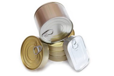 Beyaz Arkaplanda Boş Kenarlı Yığılmış Teneke Kutular Grubu. Konserve yiyecekler. Güvenli ve uzun vadeli yiyecek depolamak için farklı alüminyum kutular. Çelik Mühürlü Yiyecek Depolama Kutuları - İzolasyon