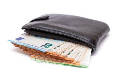 İçinde Euro banknotları olan Siyah Deri Adamlar Cüzdanı Beyaz Arkaplanda izole edilmiş. Zenginliği, başarıyı ve sosyal statüyü sembolize eden Para dolu bir çanta - izolasyon