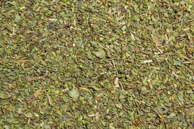 Kuru Aromatik Bitkiler ve Lezzetli Baharatlar Karışımı: Bir Aroma Bitkisi Baharatı Mutfak Tabağı. Gurme Aşçılık İçin Dokulu Arkaplan. Kurutulmuş otlar ve baharatların ahenkli kombinasyonu - Üst Manzara