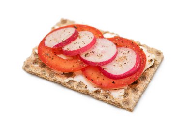 Domatesli tam tahıllı gevrek, krem peynirli ve turplu, beyaza izole edilmiş. Kolay Kahvaltı 'da. Hızlı ve sağlıklı sandviçler. Lezzetli dolgulu kızarmış ekmek. Sağlıklı Beslenme Atıştırması - İzolasyon