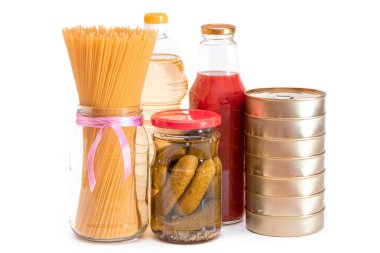 Yiyecek Rezervleri: Konserve Gıda, Spagetti, Pate, Tuna, Domates Suyu, Makarna, Balık ve Market. Kriz anında acil durum gıda deposu. Stratejik Gıda Kaynakları - İzolasyon