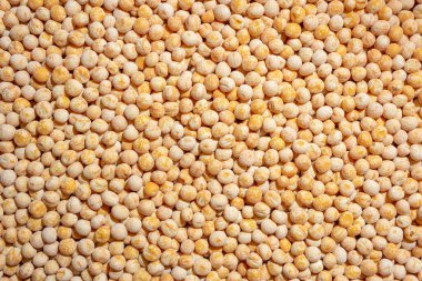 Pişmemiş Sarı Bezelye Cilalı Arka plan. Gurme Aşçılık İçin Canlı ve Dokulu Bir Arkaplan Oluşturan Kuru Bezelye Mutfağı. Dağınık Çiğ Bezelyeler. Sağlıklı Yeme Malzemeleri