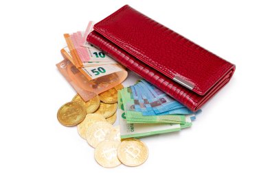 Farklı Euro banknotları ve Bitcoin paraları olan Kırmızı Deri Kadın Cüzdanı - Beyaz Arkaplanda izole edilmiş. Avrupa Birliği Kâğıt Parası Dolu Bir Cüzdan Zenginliği ve Başarıyı Sembolize Ediyor - Tecrit