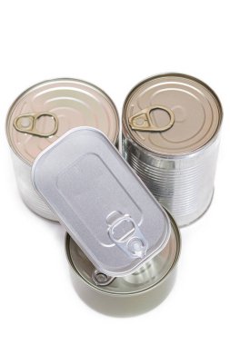 Beyaz Arkaplanda Boş Kenarlı Yığılmış Teneke Kutular Grubu. Konserve yiyecekler. Güvenli ve uzun vadeli yiyecek depolamak için farklı alüminyum kutular. Çelik Mühürlü Yiyecek Depolama Kutuları - İzolasyon