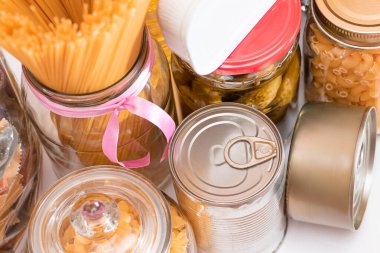 Gıda rezervleri: Konserve yiyecek, spagetti, börek, ton balığı, domates suyu, makarna, balık ve market. Kriz anında acil durum gıda deposu. Stratejik Gıda Malzemeleri