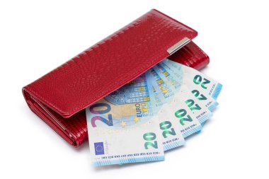 Beyaz arka planda izole edilmiş 20 Euro 'luk banknotlu kırmızı deri kadın cüzdanı. Avrupa Birliği Kâğıt Parası Dolu Bir Cüzdan Zenginliği ve Başarıyı Sembolize Ediyor - Tecrit