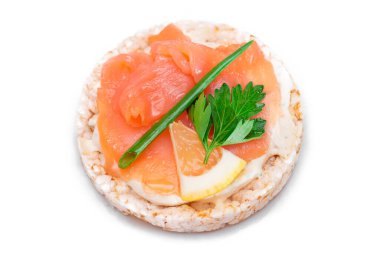 Taze somonlu Rice Cake Sandviçi, Limon ve Yeşillik. Beyaz arka planda izole edilmiş. Diyet yemek. Hızlı ve sağlıklı sandviçler. Taze dolgulu çıtır ekmek. Sağlıklı Beslenme Atıştırması