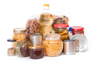 Yiyecek Rezervleri: Konserve Gıda, Spagetti, Pate, Tuna, Domates Suyu, Makarna, Balık ve Market. Kriz anında acil durum gıda deposu. Stratejik Gıda Kaynakları - İzolasyon