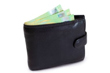 İçinde Euro banknotları olan Siyah Deri Adamlar Cüzdanı Beyaz Arkaplanda izole edilmiş. Zenginliği, başarıyı ve sosyal statüyü sembolize eden Para dolu bir çanta - izolasyon