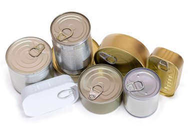 Beyaz Arkaplanda Boş Kenarlı Yığılmış Teneke Kutular Grubu. Konserve yiyecekler. Güvenli ve uzun vadeli yiyecek depolamak için farklı alüminyum kutular. Çelik Mühürlü Yiyecek Depolama Kutuları - İzolasyon