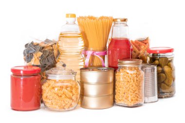 Gıda rezervleri: Konserve yiyecek, spagetti, domates suyu, makarna ve market - beyaz arka planda izole edilmiş. Kriz anında acil durum gıda deposu. Stratejik Gıda Kaynakları - İzolasyon