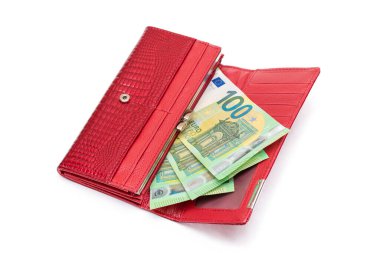 Beyaz arka planda izole edilmiş yüz Euro 'luk banknotlarla Kırmızı Deri Kadın Cüzdanı açıldı. Zenginliği, başarıyı, alışveriş ve sosyal statüyü sembolize eden Bir Cüzdan dolusu para - izolasyon