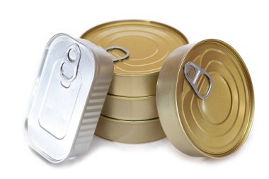 Beyaz Arkaplanda Boş Kenarlı Yığılmış Teneke Kutular Grubu. Konserve yiyecekler. Güvenli ve uzun vadeli yiyecek depolamak için farklı alüminyum kutular. Çelik Mühürlü Yiyecek Depolama Kutuları - İzolasyon