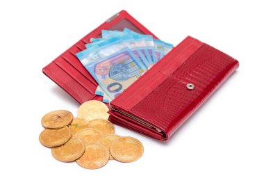 İçinde 20 Euro 'luk banknotlar ve Beyaz Arkaplan' da izole edilmiş Bitcoin bozuklukları olan Kırmızı Kadın Cüzdanı açıldı. Zenginliği, başarıyı, alışveriş ve sosyal statüyü sembolize eden Bir Cüzdan dolusu para - izolasyon