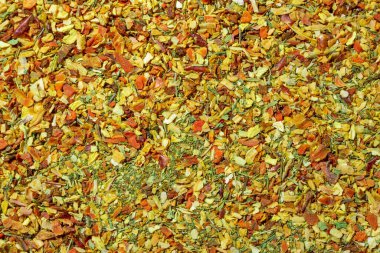 Canlı ve Renkli Sebze Baharat Karışımı: Aromatik Baharat Mutfağı Mutfağı Arkaplanlı Gurme Yemekleri. Taze bitkiler ve baharatların ahenkli kombinasyonu - Üst Görünüm