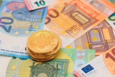 Euro banknotlarında bir yığın Bitcoin madeni para. Para tasarrufu, Kripto para birimi, Engelleme zinciri ve İsimsiz Ödemeler Konsepti
