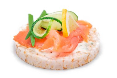 Taze somonlu, salatalıklı, limonlu ve yeşillikli pirinç keki sandviçi. Beyaz arka planda izole edilmiş. Diyet yemek. Hızlı ve sağlıklı sandviçler. Taze dolgulu çıtır ekmek. Sağlıklı Beslenme Atıştırması