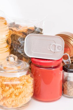 Yiyecek rezervleri: Konserve yiyecek, spagetti, domates suyu, makarna ve market. Kriz anında acil durum gıda deposu. Stratejik Gıda Malzemeleri