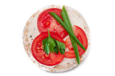 Taze domatesli ve yeşillikli vejetaryen pirinç keki sandviçi. Vejetaryen Diyet Yemekleri. Hızlı ve sağlıklı sandviçler. Taze dolgulu çıtır ekmek. Sağlıklı Beslenme Atıştırması