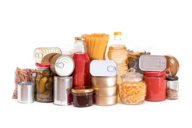 Gıda rezervleri: Konserve yiyecek, spagetti, domates suyu, makarna ve market - beyaz arka planda izole edilmiş. Kriz anında acil durum gıda deposu. Stratejik Gıda Kaynakları - İzolasyon
