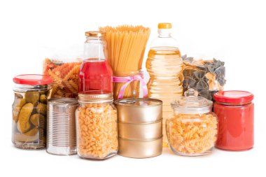 Gıda rezervleri: Konserve yiyecek, spagetti, domates suyu, makarna ve market - beyaz arka planda izole edilmiş. Kriz anında acil durum gıda deposu. Stratejik Gıda Kaynakları - İzolasyon