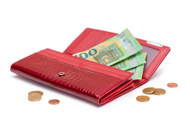 İçi 100 Euro 'luk banknotlarla dolu Kırmızı Deri Kadın Cüzdanı ve Beyaz Arkaplan' da izole edilmiş Euro Cent Bozuklukları. Zenginliği ve başarıyı sembolize eden Bir Cüzdan Para Dolu - Tecrit
