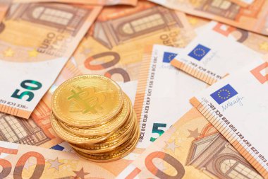 50 Euro 'luk banknotlarda bir yığın Bitcoin Sikkesi. Euro Para Birimi ve Kripto Para Birimi. Turuncu Kağıt Para. Bir sürü 50 Euro 'luk banknot. Para, Nakit, İsimsiz Ödemeler ve Para Tasarruf Konsepti