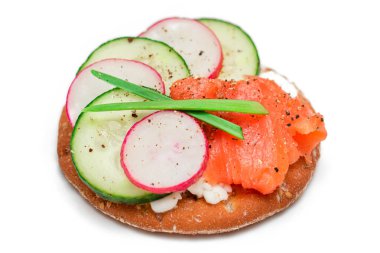 Somon, salatalık, turp, süzme peynir ve yeşil soğanlı çıtır krakerli sandviç. Kolay Kahvaltı 'da. Hızlı ve sağlıklı sandviçler. Lezzetli Çıtır Ekmek - Tecrit