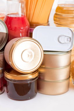 Yiyecek rezervleri: Konserve yiyecek, spagetti, domates suyu, makarna ve market. Kriz anında acil durum gıda deposu. Stratejik Gıda Malzemeleri