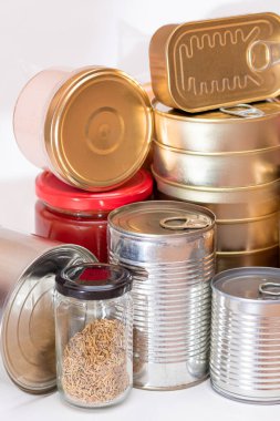 Gıda rezervleri: Konserve yiyecek, spagetti, börek, ton balığı, domates suyu, makarna, balık ve market. Kriz anında acil durum gıda deposu. Stratejik Gıda Malzemeleri