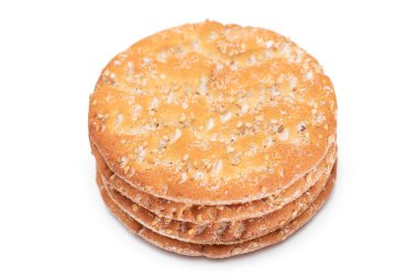 Beyaz arka planda susamlı yuvarlak tuzlu kraker yığını. Kuru Çerezler - İzolasyon