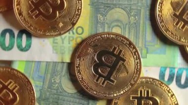 100 Euro 'luk banknotlarda Bitcoin Sikkeleri - Top View. Euro Para Nakiti ve Kripto Para Birimi. Yüz Euro 'luk banknot. Finans, Borsa, Engelleme Zinciri ve Elektronik Para Konsepti - Çevirme Sağı