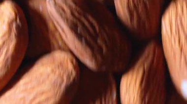 Dağınık bademler - Üst Görünüm, Döndürme. Badem Fındığı Dönüştürüyorum. Doğal Yüksek Kalorili Atıştırmalıklar - Yan Döndürme