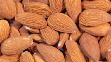 Dağınık bademler - Üst Görünüm, Döndürme. Badem Fındığı Dönüştürüyorum. Doğal Yüksek Kalorili Atıştırmalıklar - Döndürme