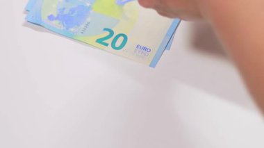 Beyaz Masa 'ya Para Saymak. Avrupa Birliği Parası. Beyaz Kadın 20 Avro Banknotları Sayıyor - Yakın plan, Yavaş Hareket. Mavi Kağıt Nakit. 20 Euro Elde. Gelir, Tasarruf ve Harcama Konsepti
