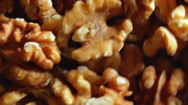 Dağıtılmış Ceviz Kabuğu - Üst Görünüm, Döndürme. Ceviz Arkaplanı 'nı çevirmek. Doğal Yüksek Kalorili Atıştırmalıklar - Açısal Döndürme