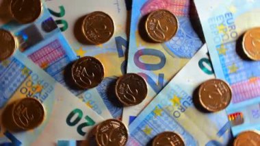 20 Euro Banknota 20 Euro Bozuk Para - Top View. Euro Para Birimi. Mavi Kağıt Para. Bir sürü 20 Euro 'luk banknot. İş, Finans, Para ve Tasarruf Konsepti - Dönüşüm Sola
