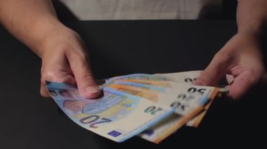Elde Para Saymak. Avrupa Birliği Parası. Beyaz Kadın Farklı Euro Banknotları Sayıyor - Ön Görünüm, Yakın plan. Renkli Kağıt Para. Avro Elde. Gelir, Tasarruf ve Harcama Konsepti