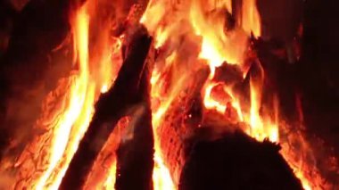 Karanlık Orman 'da Gece Ateşi Yanıyor. Gece vakti Alevli Kamp Ateşi. Şenlik Ateşi için yer. Fire Pit Out, Wood On Fire, Flying Sparks ve Smoke. Seyahat ve Turizm Konsepti - Statik Atış