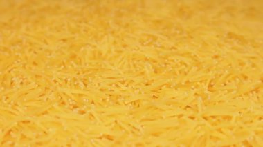 Pişmemiş Çiğ Erişte Dönüyor. Kuru Vermicelli Dönüşü. Çiğ Makarna