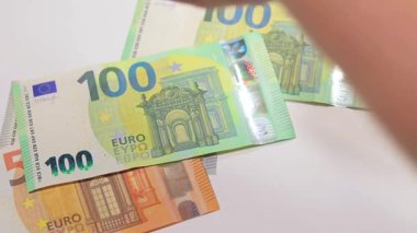 Beyaz Masa 'ya Para Saymak. Avrupa Birliği Parası. Beyaz Kadın Farklı Euro Banknotları Sayıyor - Yakın plan, Yavaş Hareket. Renkli Nakit. Avro Elde. Gelir, Tasarruf ve Harcama Konsepti