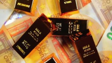 50 Euro 'luk banknotlarda Parlak Altın Çubuklar - Top View. Euro Para Birimi. Bir sürü 50 Euro banknot. Başarı, Finans ve Zenginlik Konsepti - Dönüşüm Sola